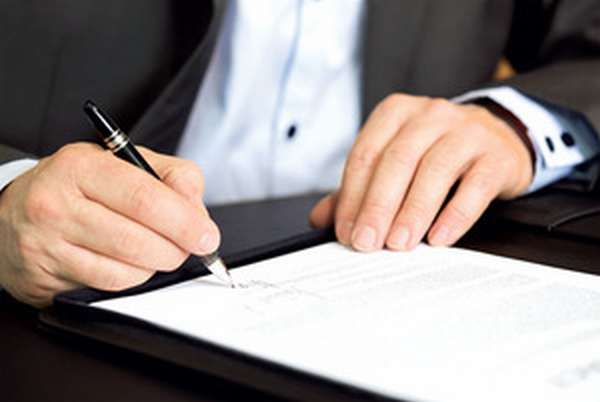Подписание договора на право собственности на квартиру