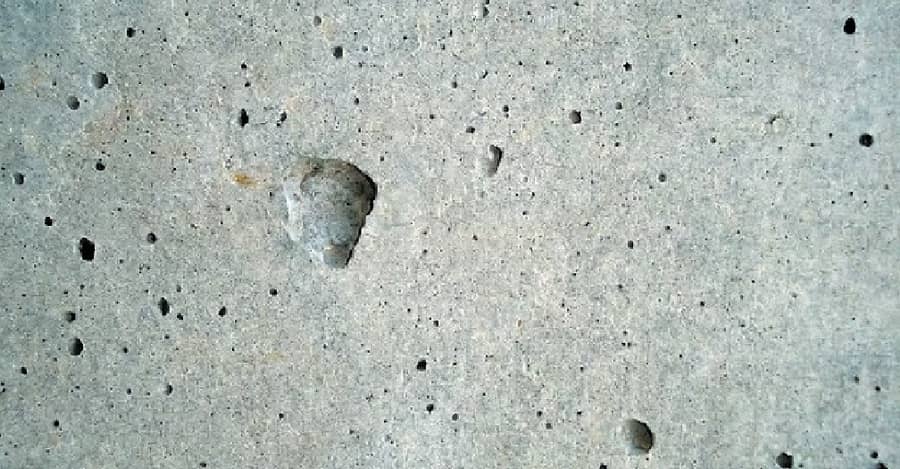 отверстия на поверхности бетонной стены